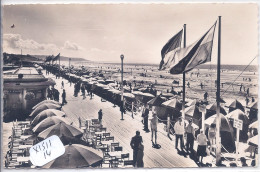 DEAUVILLE- LES PLANCHES ET LA PLAGE - Deauville