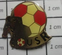 413b Pin's Pins / Beau Et Rare / SPORTS / CLUB FOOTBALL USR BALLON - Football