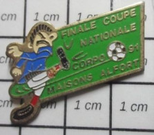 413B Pin's Pins / Beau Et Rare / SPORTS / FINALE COUPE NATIONALE FOOT CORPO MAISONS ALFORT - Football