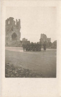 MILITARIA - Leper - Ypres - Des Soldats Près Des Ruines Du Château - Carte Postale Ancienne - Regimenten