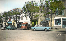 COULONGE SUR L'AUTISE - Place Du Château, Voitures Années 60. - Coulonges-sur-l'Autize