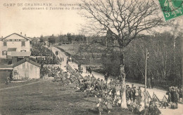 MILITARIA - Camp De Chambaran -  Régiment De L'infanterie Stationnant à L'entrée Du Camp - Animé -Carte Postale Ancienne - Regiments