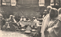 MAROC - Fez - Une Heure De Thé Donnée Par Le Pacha De La Ville Au Résident Général - Animé - Carte Postale Ancienne - Fez (Fès)