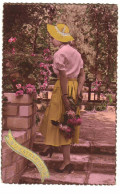 N°16654 - Bonnet De Sainte-Catherine - Photo D'une Femme Avec Un Bouquet De Fleurs, Et Portant Un Chapeau Jaune - Sainte-Catherine