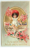 N°18795 - Carte Gaufrée - It Is The Morn Of Valentine ... To Thine - Fillette Tenant Un Bouquet Assise Sur Un Mur - San Valentino