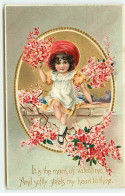 N°18795 - Carte Gaufrée - It Is The Morn Of Valentine ... To Thine - Fillette Tenant Un Bouquet Assise Sur Un Mur - Dia De Los Amorados