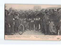 VIC SUR AISNE : Officiers Français Rapportant Des Casques D'officiers Allemands Tués à La Bataille De Vic- Très Bon état - Vic Sur Aisne