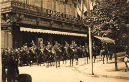 St étienne * Carte Photo * Place Jean Jaurès , Défilé Militaire Devant Banque A. BRUN & Cie* Militaria Chevaux Officiers - Saint Etienne