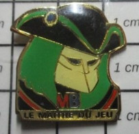 613e Pin's Pins / Beau Et Rare / THEME : JEUX / MB LE MAITRE DU JEU HOMME MASQUé AVEC CHAPEAU JEUX DE SOCIETE - Juegos