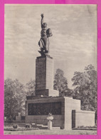 307763 / Russia Leningrad - Monument To The Victims Of Bloody Sunday January 9, 1905 PC 1957 USSR Russie Russland - Sculture