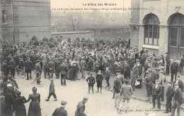 CPA 59 DOUAI LES GREVISTES RECLAMENT LEUR DRAPEAU ROUGE CONFISQUE PAR LES GENDARMES - Douai