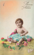 FANTAISIE - Bébé - Bonne Année - Bébé Avec Une Poupée Et Une Couverture - Carte Postale Ancienne - Bébés