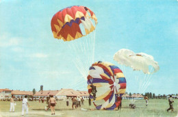 Maximafilie Postcard Parachutting People Types And Scenes - Parachutespringen