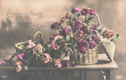 FLEURS - Avec Ces Fleurs Un Doux Baiser - Panier De Roses - Colorisé - Carte Postale Ancienne - Fleurs