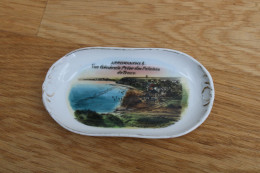 SOUVENIR D ARROMANCHES FIN XIX° VUE PRISE DES FALAISES DE TRACY VIDE POCHE FAIENCE D ARZBERG ALLEMAGNE PORCELAINE - Obj. 'Souvenir De'