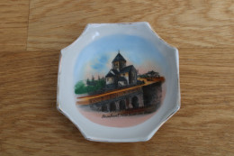 SOUVENIR DE DOMFRONT FIN XIX° EGLISE NOTRE DAME SUR L EAU VIDE POCHE EN FAIENCE FABRIQUE EN ALLEMAGNE PORCELAINE - Obj. 'Souvenir De'