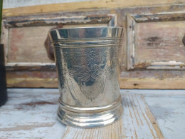 Ancien Vase Argent Ou Métal Ciselé Blason Style Anglais - Argenteria