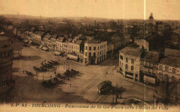 Delcampe - CPA  59     TOURCOING   Panorama De La Grand'Place   Tramway, Attelages De Chevaux - Tourcoing