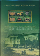 ** 2023 Magyar Nemzeti Múzeum Kincsei Bélyegszett, Tartalmazza A Blokk Alapváltozatát, Piros Sorszámú Vágott Blokkot és  - Sonstige & Ohne Zuordnung