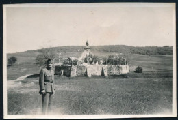 1944 Magyar Szkv. A Székelyudvarhelyi (Erdély) Kis Kápolna Előtt, Fotó Hátoldalt Részletes Leírással, 5,5×8,5 Cm - Altri & Non Classificati