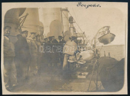 Cca 1905 Az S.M.S. Admiral Spaun Osztrák-magyar Gyorscirkáló Hadihajó Matrózainak Csoportképe Torpedóval / Officers And  - Autres & Non Classés