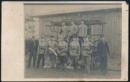 Cca 1910 Tűzoltók és Katonatisztek Csoportképe, Fotólap, Törésnyommal, Sarkán Kis Sérüléssel, 14x8,5 Cm - Sonstige & Ohne Zuordnung