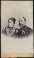 Cca 1900 Katonatiszt (százados) Feleségével, Kitüntetésekkel (közte Vitézségi Érem, Katonai Tiszti Szolgálati Jel), Kemé - Altri & Non Classificati