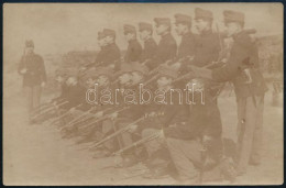 Cca 1910-1918 Katonai Lőgyakorlat, Fotólap, 13,5x9 Cm - Autres & Non Classés