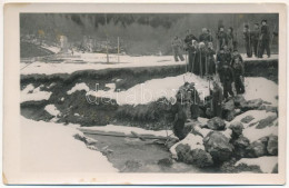 * T2/T3 Erdély, Transylvania; Téli Kirándulás Egy Kőkereszt Emléknél / Winter Hike At A Cross. Photo (EK) - Zonder Classificatie