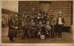 ** T3 ~1920 Belfast (Northern Ireland), Shore Road, Schneider Atelier, Workers Having Fun. Photo (EK) - Zonder Classificatie