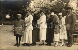 ** T4 Hölgyek Csoportja / Group Of Ladies. Photo (EM) - Ohne Zuordnung