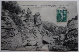 Environs De LA SALVETAT - Le Saut De Vesoles - Une Sortie Du Bureau Sous Les Rochers - CPA 1908 Peu Fréquente - La Salvetat