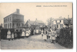 CPA 59 Avesnes L'Ecole Et La Place La Recreation Des Enfants - Avesnes Sur Helpe