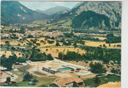 LUC EN DIOIS  VUE AERIENNE LA PISCINE ET LE CAMPING MUNICIPAL AU FOND LA VILLE - Luc-en-Diois