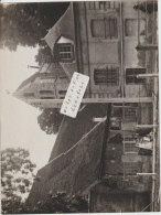 ( 91 ) LA NORVILLE  - Une Communiante Qui Pose Devant L'Eglise ( Photo  24 Cm X 18 Cm  ) - Places