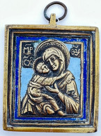 Iconographie Des Bededictins De Chevetongne. Grande Médaille Mère De Dieu. 50 X 50 Mm. Cuivre Et émail. - Religieuze Kunst