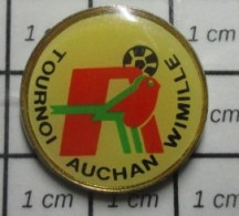 113c Pin's Pins / Beau Et Rare / THEME SPORTS / FOOTBALL TOURNOI AUCHAN WIMILLE - Football