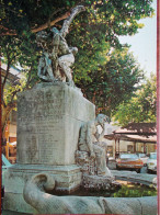 84 - BOLLÈNE - "Les Lutteurs" De Félix Charpentier Sur La Place De L'Hôtel De Ville. (Voiture: Ford) - Bollene