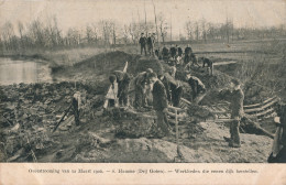 HAMME  OVERSTROOMING VAN 12 MAART 1906    WERKLIEDEN DIE EENEN DIJK HERSTELLEN         -  2 SCANS - Hamme