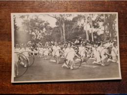 A Localiser - Landis Groupe De Filles Faisant Des Figures De Gymnastique - Non Circulée - Ohne Zuordnung