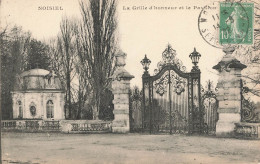 NOISIEL : LA GRILLE D'HONNEUR ET LE PAVILLON - Noisiel