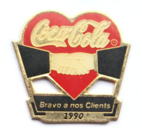 Pin's COCA COLA - BRAVO A NOS CLIENTS - 1990 - Coeur Et Poignée De Mains - N042 - Coca-Cola