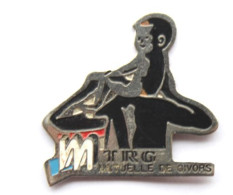 Pin's TRG - MUTUELLE DE GIVORS - Homme Et Enfant - Logo Mutuelles De France - Pin's Service - N063 - Geneeskunde