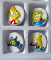 Fèves Brillantes - Les Simpson En Médaillon (Grand-Père Et  Boule De Neige II) - Frais Du Site Déduits - Comics