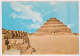 AK 198221 EGYPT - Sakkara - The Step Pyramid Of King Zoser And The Uraeus Wall - Pyramiden