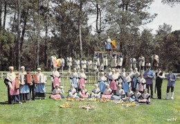 FOLKLORE Traditions - Lot De 10 CPSM-CPM Grand Format FRANCE (Groupes Folkloriques, Personnages, Costumes En Bon Plan) - 5 - 99 Cartes