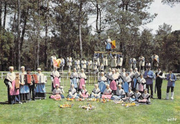 FOLKLORE Traditions - Lot De 10 CPSM-CPM Grand Format FRANCE (Groupes Folkloriques, Personnages, Costumes En Bon Plan) - 5 - 99 Postcards