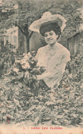 FANTAISIES - Femme - Dans Les Fleurs - Carte Postale Ancienne - Femmes