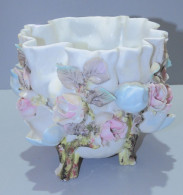 -ANCIEN CACHE POT PORCELAINE DE SAXE FLEURS En EPAISSEUR Signé épées Croisées   E - Andere & Zonder Classificatie