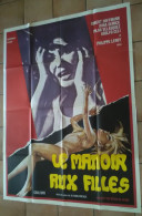 AFFICHE CINEMA FILM LE MANOIR AUX FILLES Alfonso BRESCIA Irina DEMICK TBE 1972 TB FILM GIALLO PHOTO + DESSIN - Affiches & Posters